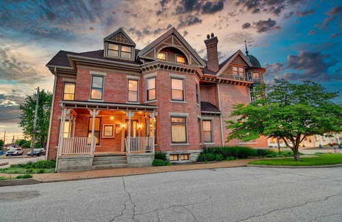 Springfield Maison | Grand Historic Retreat | 3BR Suite | Modern Comfort & Classic Charm