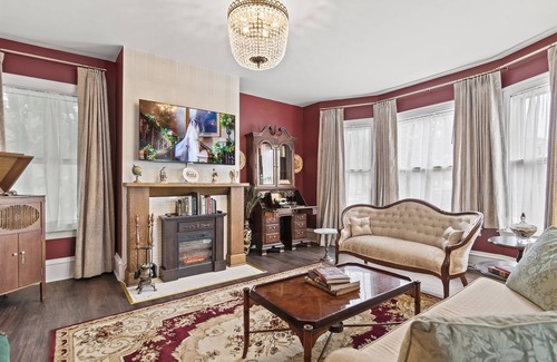 Springfield Maison | Grand Historic Retreat | Walk to Capitol & Attractions | Timeless Elegance
