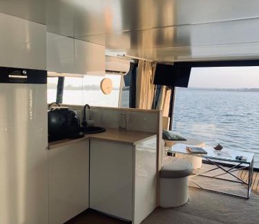 Uniescie Location De Bateaux | Grand HT Houseboats - domki na wodzie - sauna, jacuzzi, kominek