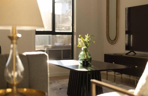 Sunnybank Maison | Grand Luxe Oasis Prime Location Balcony and Patio