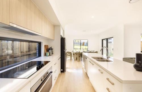 Sunnybank Maison | Grand Luxe Oasis Prime Location Balcony and Patio