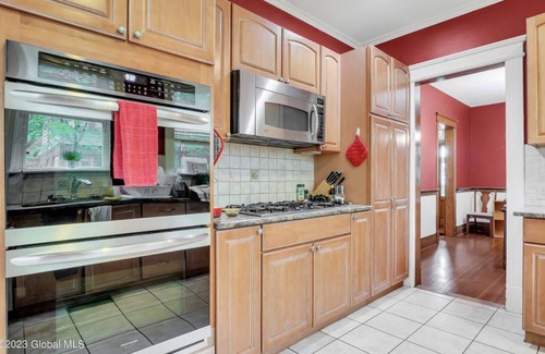 Melrose Maison | Grand manor in the heart of Albany. Walkable to eateries, grocery, and theatre.