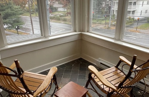 Melrose Maison | Grand manor in the heart of Albany. Walkable to eateries, grocery, and theatre.