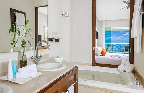 Diamante Station Balnéaire | Grand Mayan Two Bedroom Suite – Spacious Luxury in Acapulco Paradise