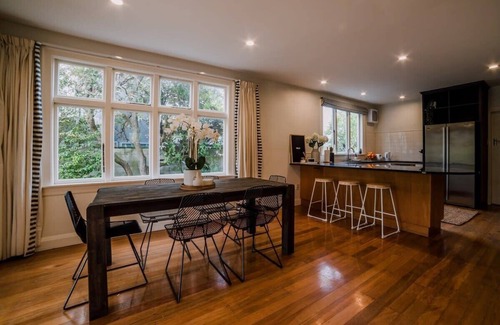 Merivale Villa | Grand Old Mansion - Sleeps 8