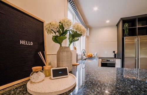 Merivale Villa | Grand Old Mansion - Sleeps 8