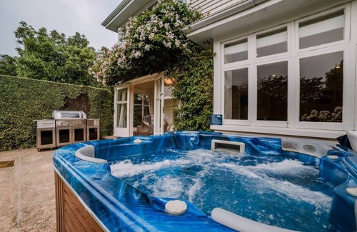 Merivale Villa | Grand Old Mansion - Sleeps 8