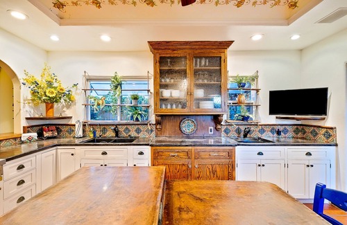 Loma Portal Maison | Grand Spanish Style 5BD w/ Huge 360 Rooftop Deck w/ Airport Views, AC, & Hot Tub!