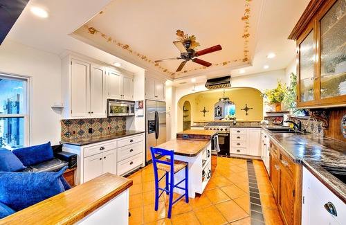 Loma Portal Maison | Grand Spanish Style 5BD w/ Huge 360 Rooftop Deck w/ Airport Views, AC, & Hot Tub!