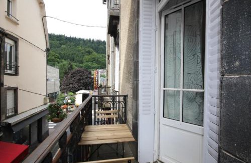 Mont-Dore Appartement | Grand Studio 27m² avec Balcon en Hyper Centre, Proche Thermes et Commodités - FR-1-608-139