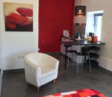 Venon Appartement | Grand studio au calme à la campagne, tout prés de la ville !