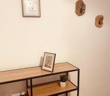Bagneres-de-Bigorre Appartement | Grand Studio à 3 min du centre-ville