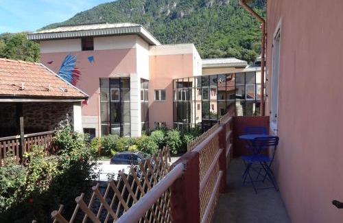 Moutiers Appartement | Grand T2 avec balcon - proche centre historique