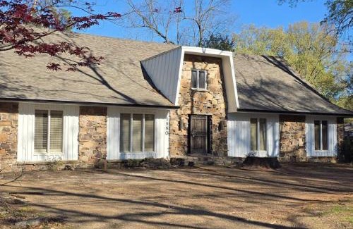 Ellendale Maison | Grand Tudor Mansion with Pool near Germantown