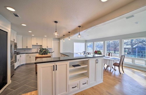 Tulsa Maison | Grand Tulsa Getaway with Private Pond, Dock & Deck