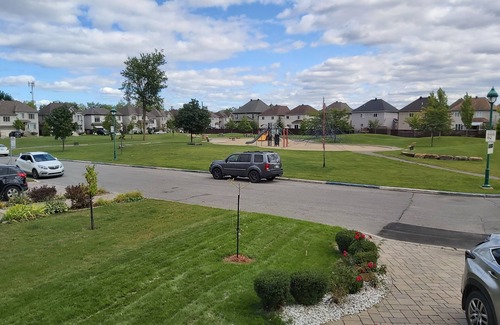 Laval Maison | Grande chambre confortable à Laval