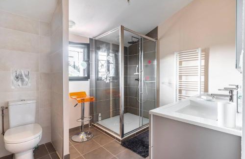 Labarthe-sur-Leze Lit Et Petit-Déjeuner | Grande chambre privée avec salle de bain et WC