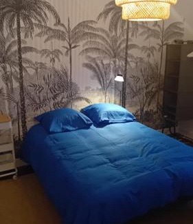 Vitre Lit Et Petit-Déjeuner | Grande Chambre2 Lumineuse, Agréable, Confortable et Fonctionnelle