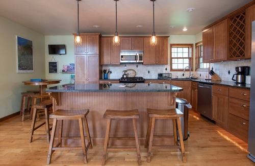 Lodi Maison | Grande Dame - She is big and beautiful! Perfect for your next lakeside group getaway!