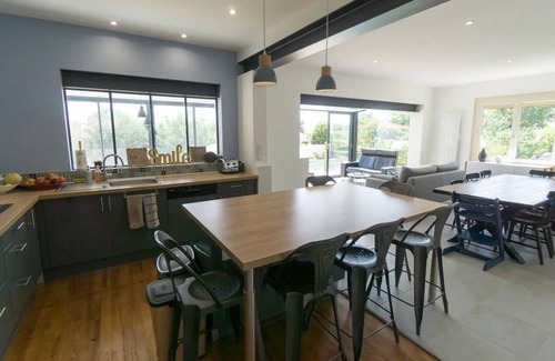 Quartier du Stade Maison | Grande Maison Pour 11 Personnes Avec Piscine, à 200m de la Plage !