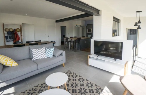Quartier du Stade Maison | Grande Maison Pour 11 Personnes Avec Piscine, à 200m de la Plage !