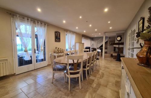 Lucay-le-Male Maison | Grande Maison au Bord d'un Lac avec Spa, Jardin Clôturé et Proche du ZooParc de Beauval - FR-1-591-336