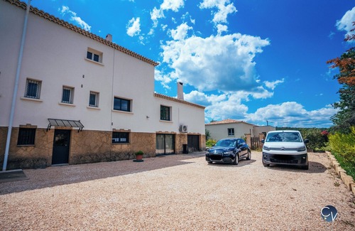 Baron Villa | Grande maison familiale avec piscine et terrain arboré