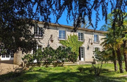 Pranzac Maison | Grande maison familiale avec piscine chauffée, wifi et parking à Pranzac - FR-1-653-284