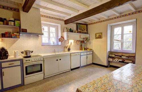 Saint-Alban-les-Eaux Maison | Grande maison avec jardin, cheminée et jeux d'enfants, idéale pour des vacances au calme - FR-1-496-95