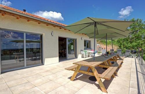 Sail-les-Bains Maison | Grande maison rénovée avec piscine chauffée, salle de jeux, pour 14 pers. à Sail-les-Bains - FR-1-496-301