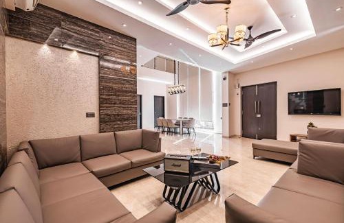 Panchgani Villa | Grande Montana by StayVista - Luxurious Hillside Villa featuring Pool, Theater, and Games Room