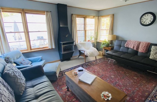 Bryn Mawr Cottage | Grandma's Comfy Vintage Cottage w/ Fireplace ~ BBQ & Firepit