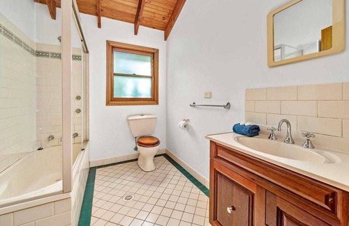 Bandon Grove Cabine | Grandview Lodge, a peaceful, spacious retreat. Sleeps 9 in 4 bedrooms