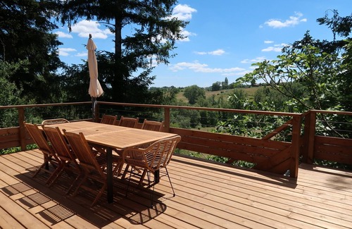Saint-Bonnet-la-Riviere Maison | Grange La Rouge - gîte Corrèze Vue imprenable sur la nature environnante !