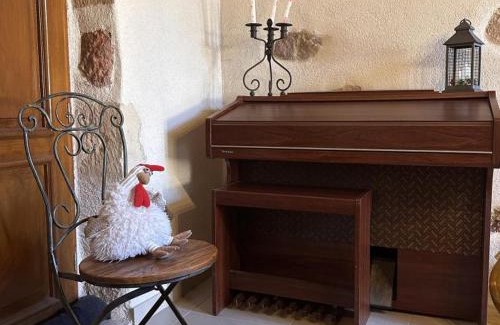 Deneuille-les-Mines Maison | Grange rénovée avec jardin arboré, idéale pour séjours en famille ou entre amis, à Deneuille-les-Mines - FR-1-489-408