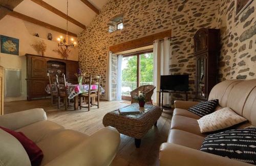 Retournac Maison | Grange restaurée avec terrasse et wifi à La Bastide - FR-1-582-178