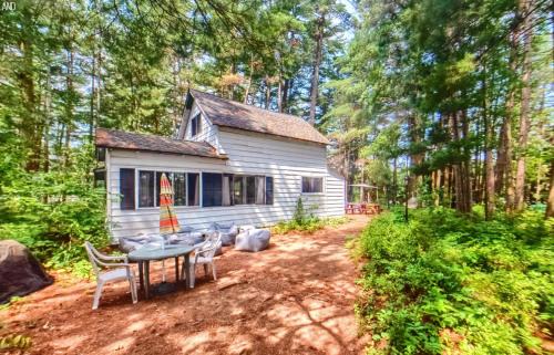 Brantingham Maison | Grant Island Waterfront Cottage Brantingham Lk - HotTub, Pontoon Boat, Pets