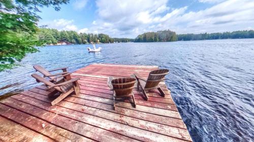 Brantingham Maison | Grant Island Waterfront Cottage Brantingham Lk - HotTub, Pontoon Boat, Pets