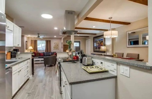 Grapevine Maison | Grapevine Historic District ! New Remodel