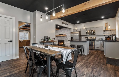 North Lake George Maison | Graphite MTN Retreat - .75 mi to Hague Beach, access to Hague Brook, EV charger