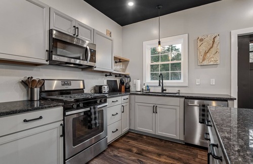 North Lake George Maison | Graphite MTN Retreat - .75 mi to Hague Beach, access to Hague Brook, EV charger