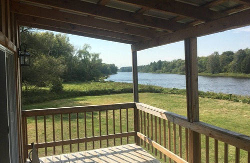 Chase Mills Cottage | Rivière Grasse Riverfront Cottage minutes à Waddington
