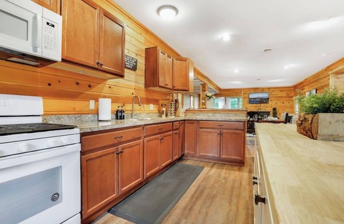 Walker Lake Cabine | Upscale Cabin on 20 acres, Hot Tub, Game Room.