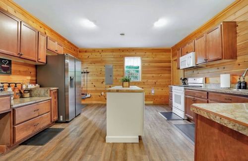 Walker Lake Cabine | Upscale Cabin on 20 acres, Hot Tub, Game Room.