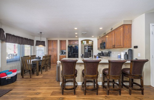 Superstition Foothills Maison | Grateful Getaway | Outdoor Oasis, Heated Pool, Putting Green, Incredible Views