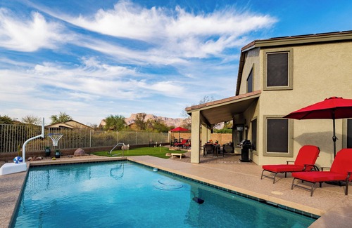Superstition Foothills Maison | Grateful Getaway | Outdoor Oasis, Heated Pool, Putting Green, Incredible Views