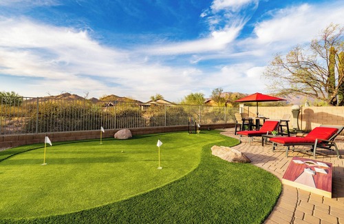 Superstition Foothills Maison | Grateful Getaway | Outdoor Oasis, Heated Pool, Putting Green, Incredible Views