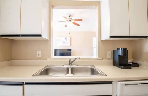 Pekin Maison | GRAUHAUS - Tasteful 3BD w/ KING bed in Pekin