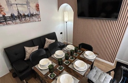 Erdington Maison | Gravelly House M6 J6 Star City HS2 NEC Airport - A Spacious Best-in-Class 6 Bedroom House in Birmingham Perfect for Large Groups, Corporate & Contractors and for Long Term Stays