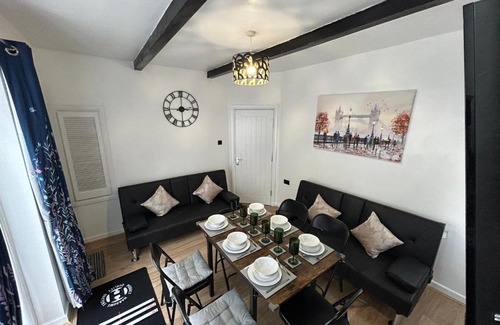 Erdington Maison | Gravelly House M6 J6 Star City HS2 NEC Airport - A Spacious Best-in-Class 6 Bedroom House in Birmingham Perfect for Large Groups, Corporate & Contractors and for Long Term Stays